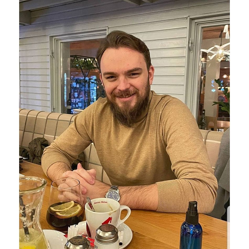 Cine este Dinu Popescu de la Insula Iubirii? Tânărul de 29 de ani este scriitor și îi place să observe relațiile dintre oameni 