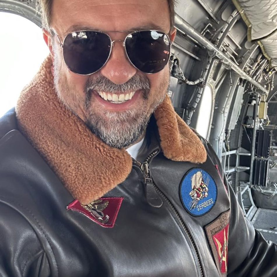 Avion întors din drum, noapte petrecută la etajul 25! Horia Brenciu, blocat în Kuala Lumpur în plin război 