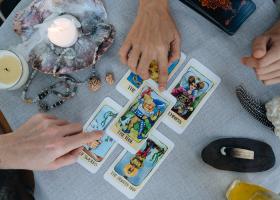 Avertisment Tarot pentru Fecioară: Cine te minte chiar acum