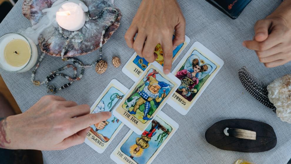Avertisment dur din Tarot pentru FECIOARĂ: Cine te minte chiar ACUM
