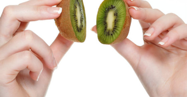 Video practic: Cum sa cureti un kiwi in trei secunde?