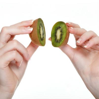 Video practic: Cum sa cureti un kiwi in trei secunde?