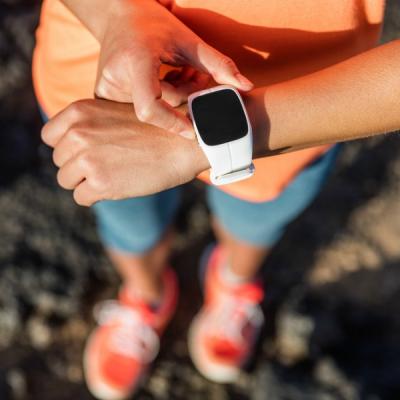 Brățări de fitness elegante care te țin în formă