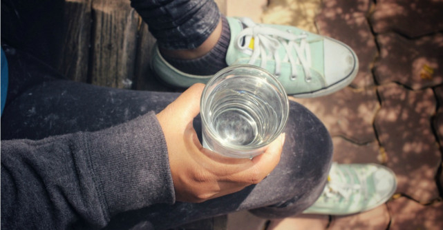 Motive sa bei apa calda in mod regulat