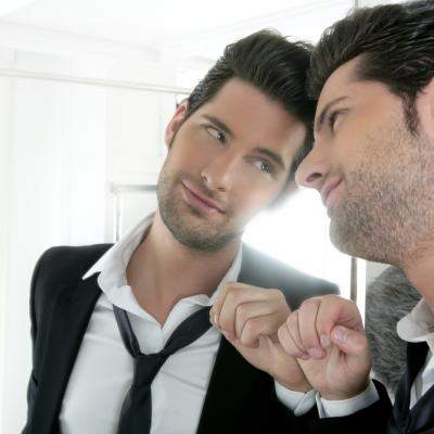 Zece caracteristici ale femeii care atrage bărbați narcisiști