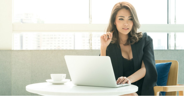 Cum poti fi sexy la birou pastrand decenta