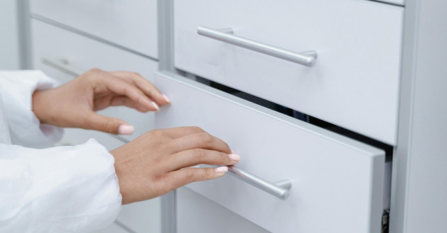 Fișet metalic: piesa de mobilier ideală pentru depozitarea soluțiilor de curățenie