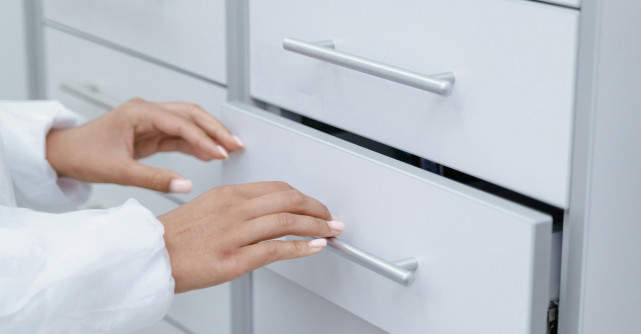 Fișet metalic: piesa de mobilier ideală pentru depozitarea soluțiilor de curățenie