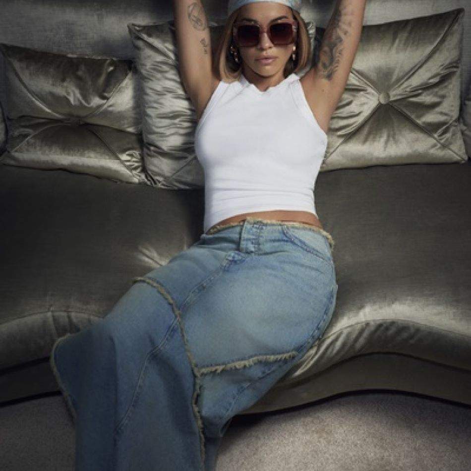 SARBATORESTE PASTELE IN HAINE NOI