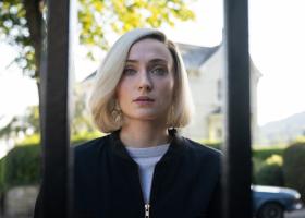 Sophie Turner în rolul unei celebre hoațe de bijuterii