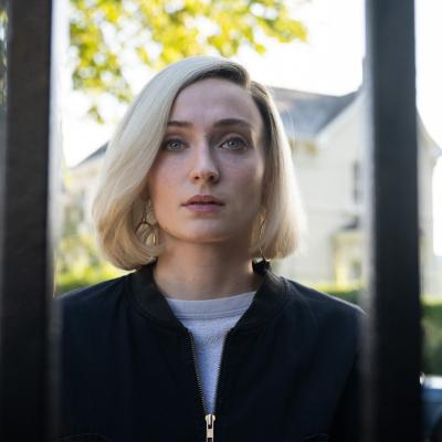 Sophie Turner în rolul unei celebre hoațe de bijuterii