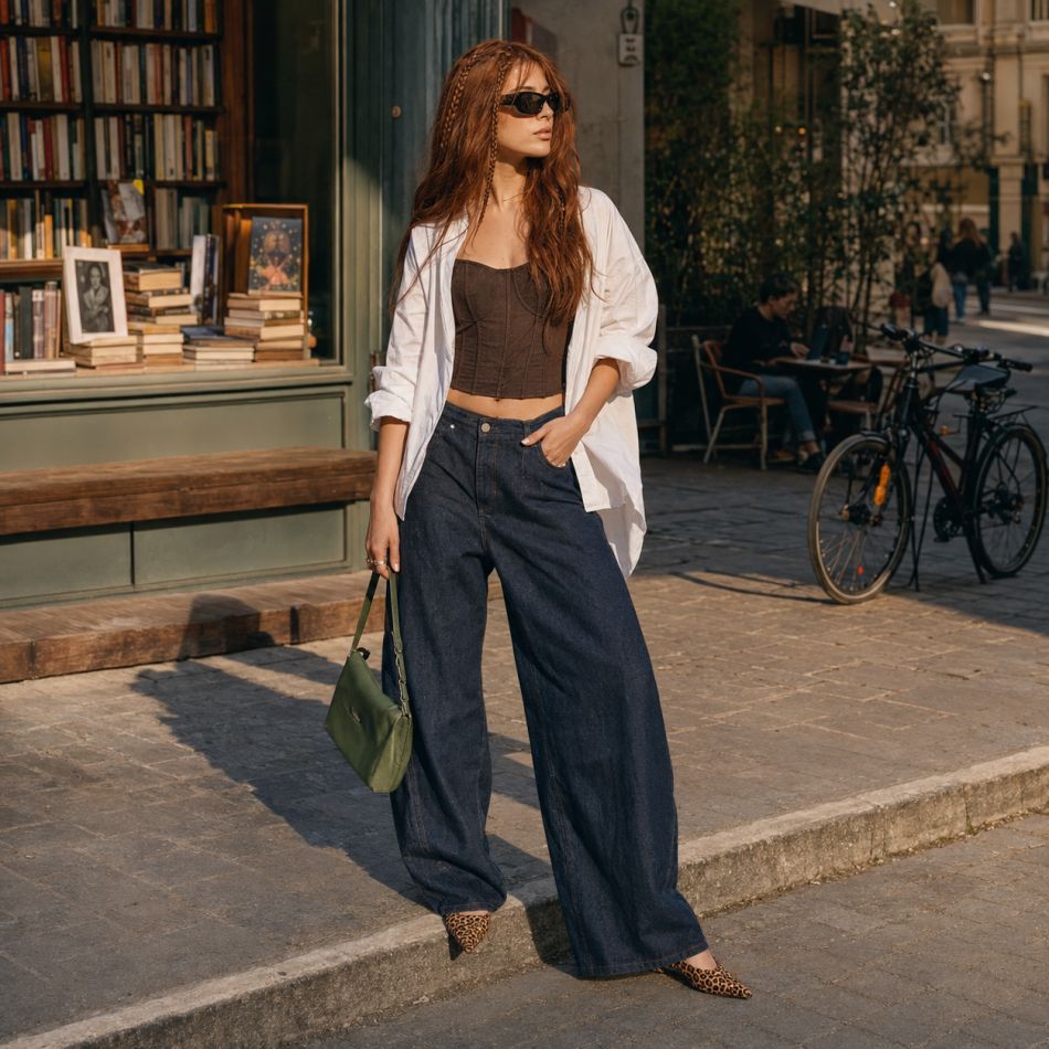 Cum porți cămașa albă oversized în 5 ținute foarte fashion: de la look minimalist la combinații îndrăznețe