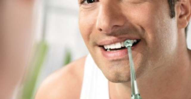 Cea mai usoara metoda auxiliara de a ne curata dintii: dusul bucal