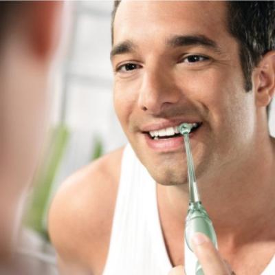 Cea mai usoara metoda auxiliara de a ne curata dintii: dusul bucal