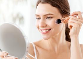 Cum să îți evidențiezi frumusețea naturală cu trucuri simple de machiaj