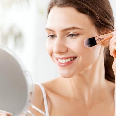 Cum să îți evidențiezi frumusețea naturală cu trucuri simple de machiaj