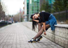 Fusta din denim până la genunchi în 5 ținute de septembrie: piesa aparent banală care poate arăta surprinzător de șic