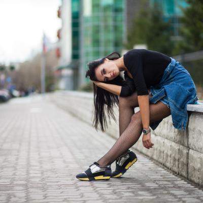 Fusta din denim până la genunchi în 5 ținute de septembrie: piesa aparent banală care poate arăta surprinzător de șic