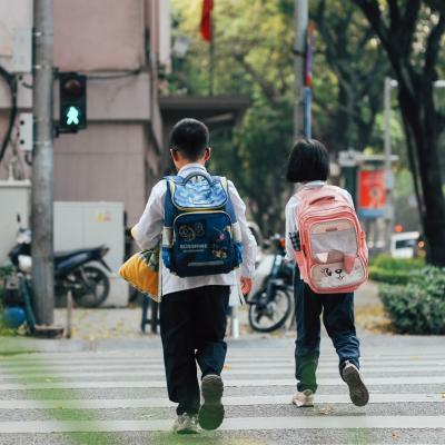 Hainele de care are cu adevărat nevoie copilul la început de școală. Lista minimă, fără cumpărături inutile
