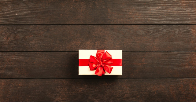 Alege cadoul perfect pentru iubita ta: 4 seturi de produse care o vor face să zâmbească