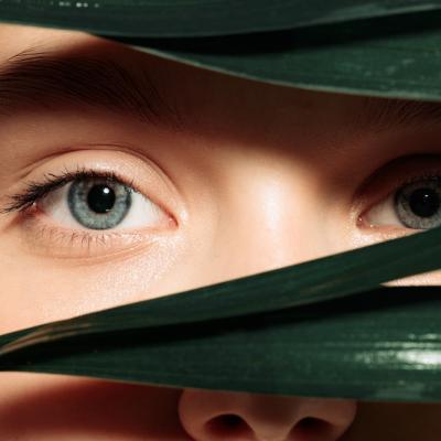 Machiajul ochilor verzi: Tehnici și culori care evidențiază frumusețea naturală