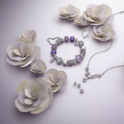 Amintiri pretioase si flori de Nu-Ma-Uita in noua serie de bijuterii Pandora