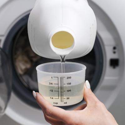 Ghid actual: cum alegi cel mai bun detergent profesional pentru rufe în hoteluri și spălătorii industriale 