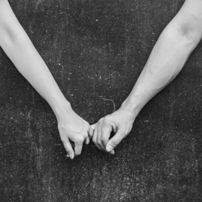 Vrei să știi dacă te iubește? Fii atentă la cum te ține de mână