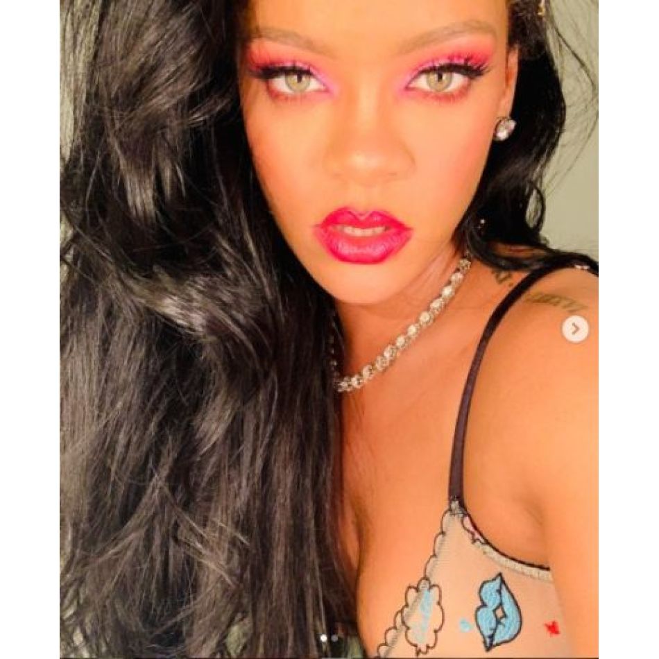 Rihanna, îmbrățișând maternitatea printr-o serie de fotografii incendiare. Imaginile au făcut furori!