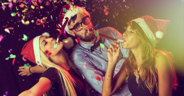 5 ținute complete pentru petrecerea de Crăciun de la birou