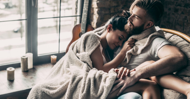 5 Semne ca ii place de tine (insa inca nu stie cum sa iti spuna)