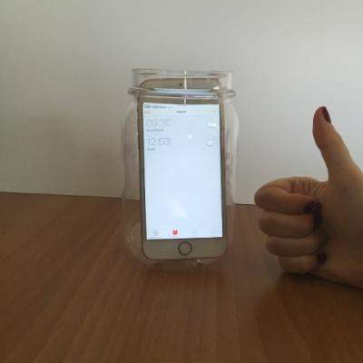 De ce trebuie sa tii telefonul intr-un pahar in timpul noptii?