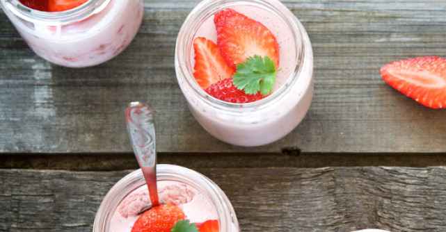 Cel mai simplu desert: spuma de capsuni