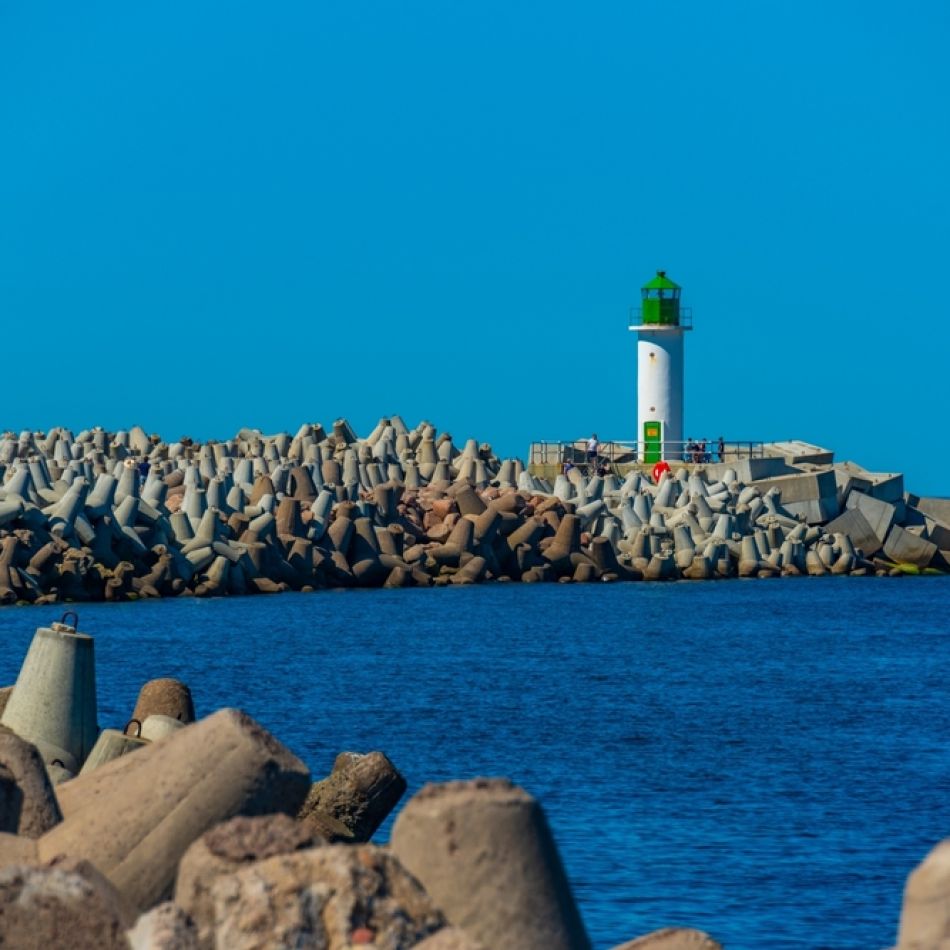 Știați că există o capitală europeană a vacuțelor? Descoperă statutele inedite din orașul Ventspils – GALERIE FOTO