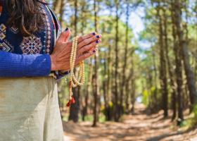 Rugăciunea de plecare la drum – un ritual sacru pentru liniștea sufletului și protecția zilei