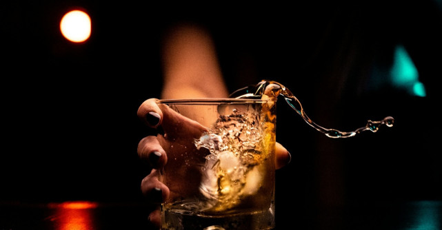 Ce accesorii completează perfect o sticlă de whiskey oferită cadou