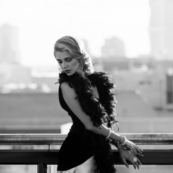 Fii o diva in haine cu aplicatii din pene