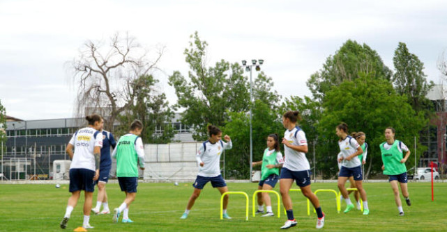 Fotbalistele noastre se pregătesc pentru meciul de mâine cu Bulgaria. Hai, România!
