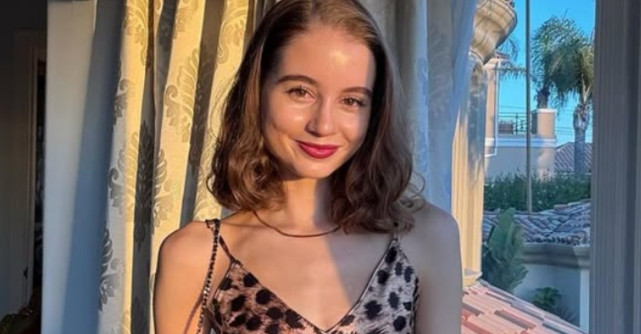 Îi calcă pe urmele mamei sale! Irina Columbeanu a strălucit pe podium la Transilvania Fashion Week