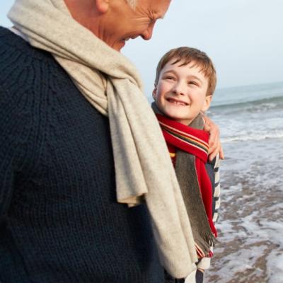 Un bunic si-a dus nepotelul la o plimbare pe plaja. Ce a urmat?