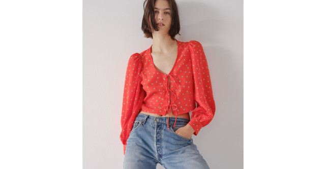 Intampina primavara cu cele mai feminine topuri Levi's