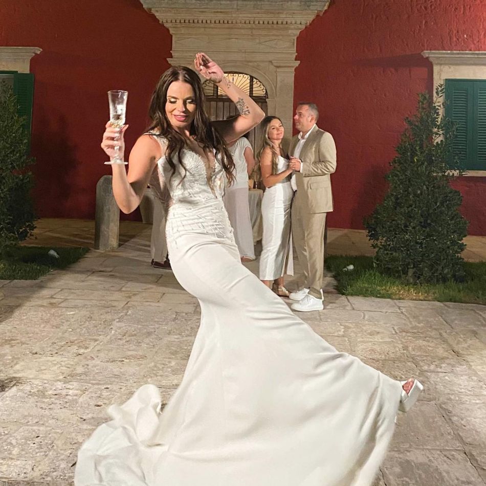 Cătălina Grama și Paul Ipate s-au căsătorit civil, în Italia. Imagini de la nunta celor doi