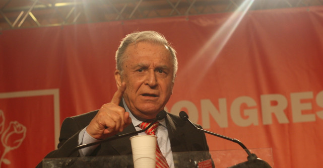 Ion Iliescu, supus unei proceduri sub anestezie generală. Medicii au descoperit probleme de natură oncologică