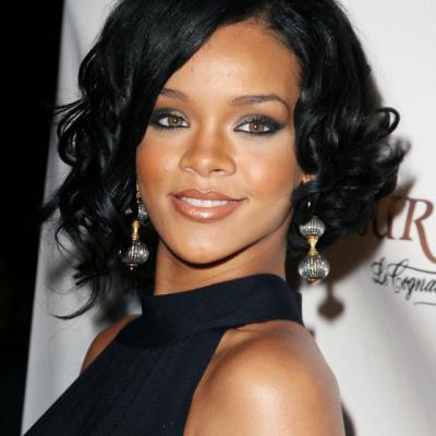 Rihanna socheaza din nou: Vestimentatia ciudata pe care a ales-o