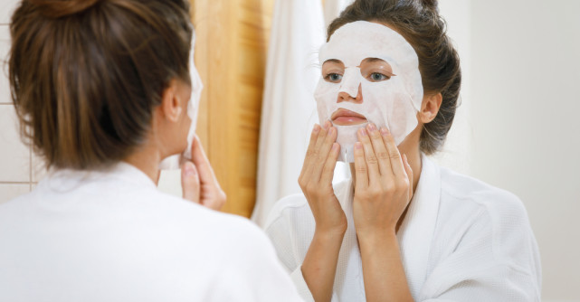Măști de seară pentru ten matur: 7 opțiuni care hidratează, netezesc și susțin fermitatea, cu ingrediente active bine alese