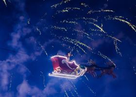 Deschidere impresionantă a Târgului de Crăciun de la Craiova. Moș Crăciun a zburat în sania lui deasupra a 40.000 de oameni