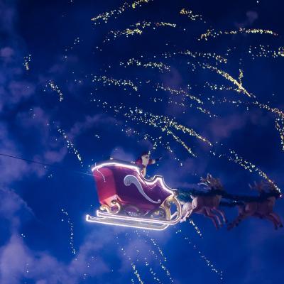 Deschidere impresionantă a Târgului de Crăciun de la Craiova. Moș Crăciun a zburat în sania lui deasupra a 40.000 de oameni 