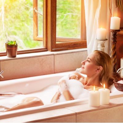 8 ingredinte pe care să le adaugi în cadă pentru o baie terapeutică