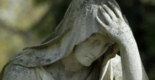 Ce vedeta si-a serbat ziua de nastere in cimitir?