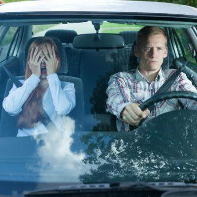 Un copil de 15 ani vine acasa cu o masina. Cand vad asta, parintii incep sa tipe la el